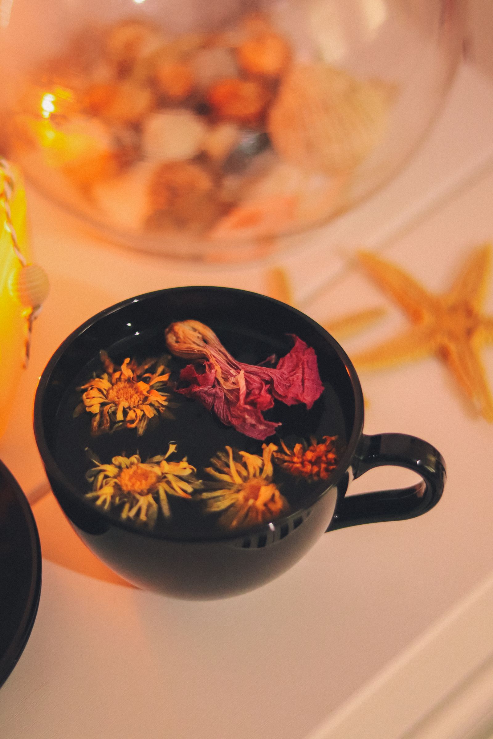 Taza de infusión herbal con flores secas en una escena cálida